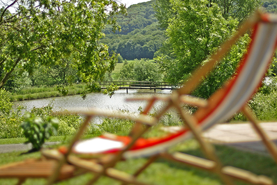 Blick auf die gemütliche Sonnenliege des roten Haus am See