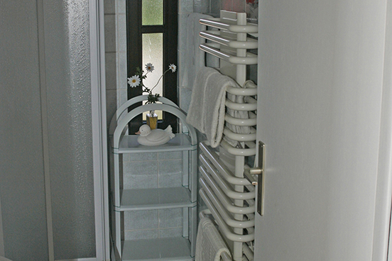 Blick ins Badezimmer des roten Haus am See