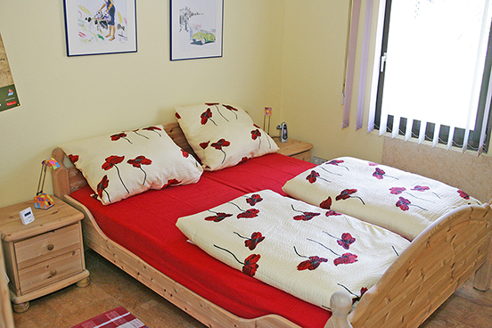 Blick ins Schlafzimmer des roten Haus am See