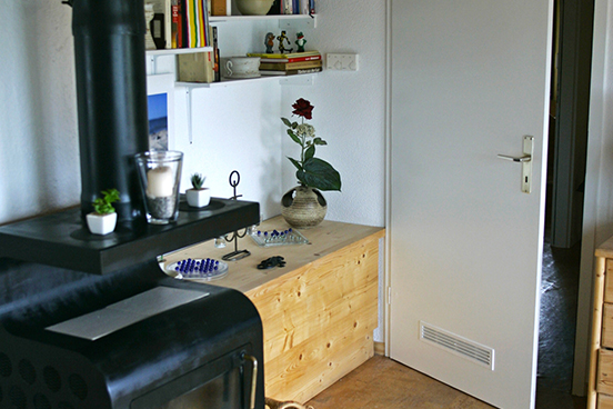 Blick in das Kaminzimmer des roten Haus am See