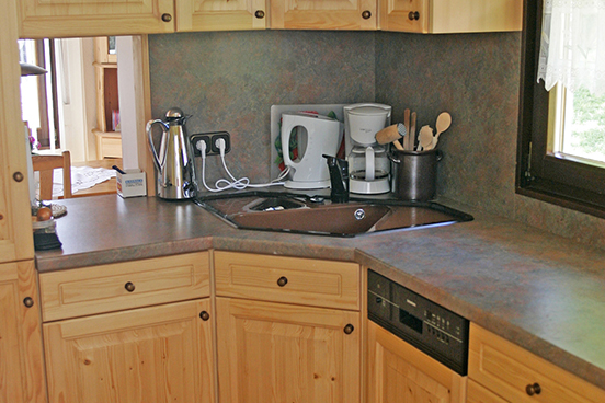 Blick in die Küche des roten Haus am See