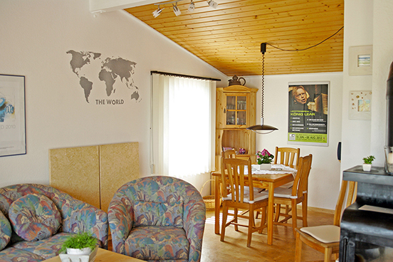 Überblick des Wohnraums des roten Haus am See