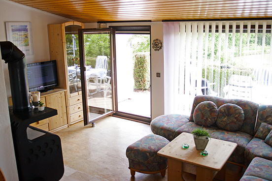 Blick ins Wohnzimmer mit Sitzecke des roten Haus am See